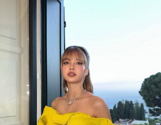 BLACKPINK・LISA、オフショルドレスで美しいデコルテ＆肩もあらわな