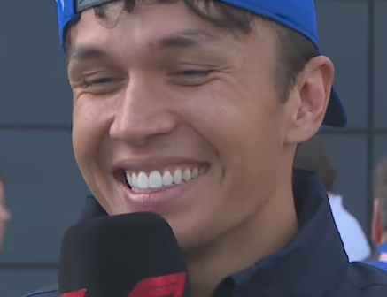 まさかのカオス展開！アレックス・アルボンの爆笑インタビューが話題沸騰中！