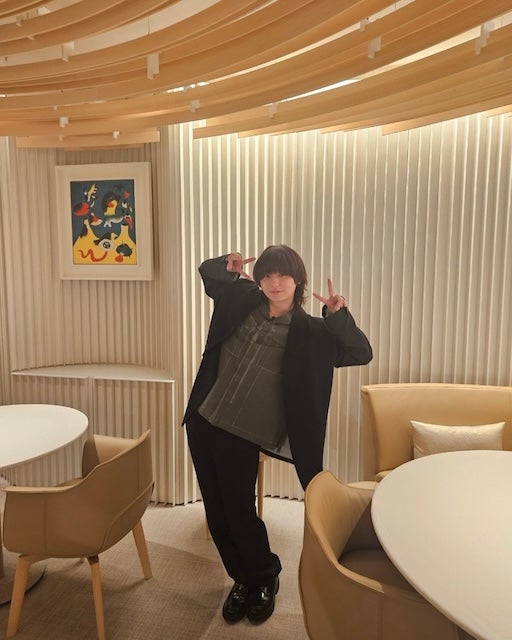 「めっちゃ満喫してて可愛い」人気アイドルがパリでのオフショット披露でファン歓喜