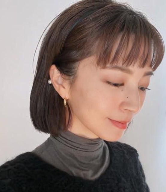 安田美沙子がイヤカフのように見えるおしゃれなカチューシャでお出かけ！