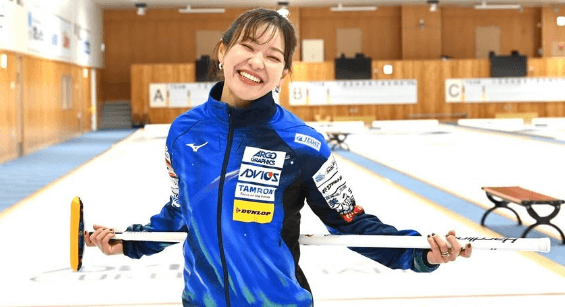 「先生、笑顔が最高です！」カーリング美女、女神の”ブルーム・スマイルショット”を披露しファン歓喜！「笑顔に沼りました」