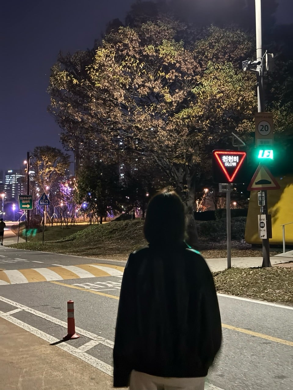 NiziU・MAKO、夜の韓国で切り取った「思い出」に反響