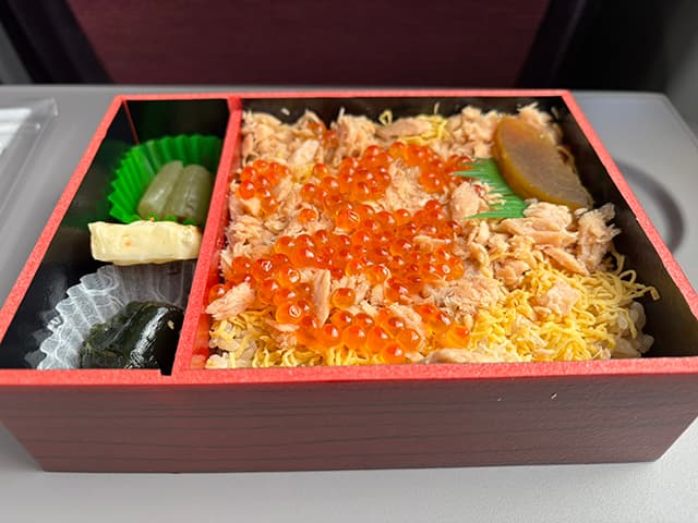 「盛岡へ、しゅっぱーつ」KOTOKO、美味しそうな”石狩鮭めし”で英気を養い、ライブに向けて気合十分！