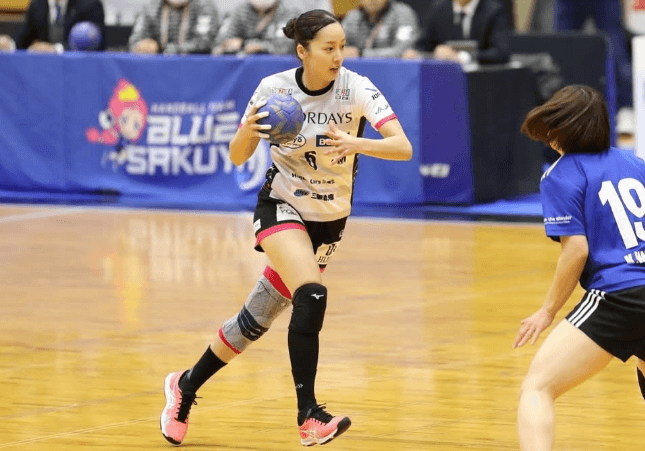 美女ハンドボーラー・飯塚美沙希、激闘！ブルーサクヤ鹿児島戦のクールショットを披露「イズさん！カッコいい！」