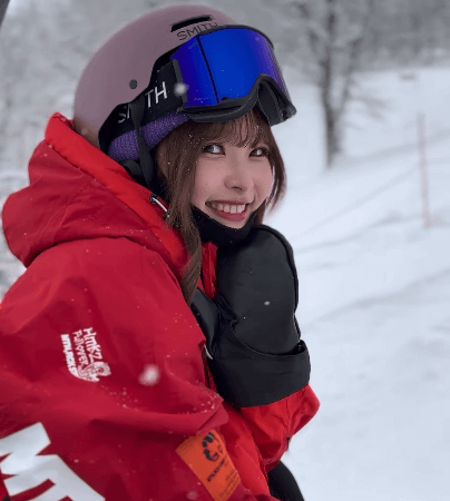 「一緒にリフト…乗る？」スノボ界のアイドル、”デートシチュムービー”公開にファンの魂荒ぶる！「可愛い…レッドお姉ちゃん！」