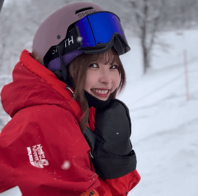 「一緒にリフト…乗る？」スノボ界のアイドル、”デートシチュムービー”公開にファンの魂荒ぶる！「可愛い…レッドお姉ちゃん！」