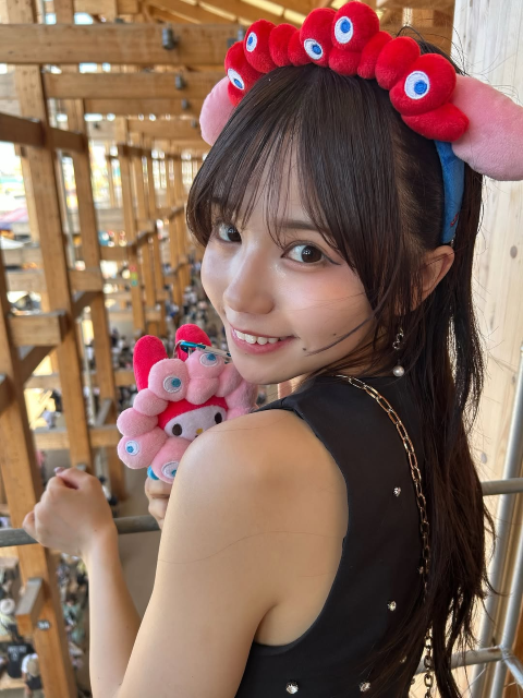 ノースリミニスカワンピで美肌わらわ！現役女子大生タレント、ミャクミャクカチューシャ姿の万博満喫スタイルにファンメロメロ！