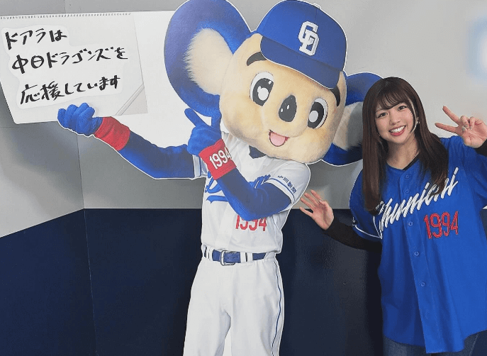 野球美女子のMC、マスコットと”ユニフォーム姿で2ショット”披露！ドラゴンズファン歓喜