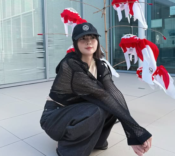 “金魚ちょうちん”に大ツッコミ！岡田紗佳、和風装飾と自撮りショット公開