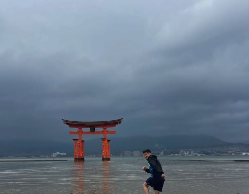 山田章仁の宮島ダッシュ。大鳥居を背に駆けるひとコマ