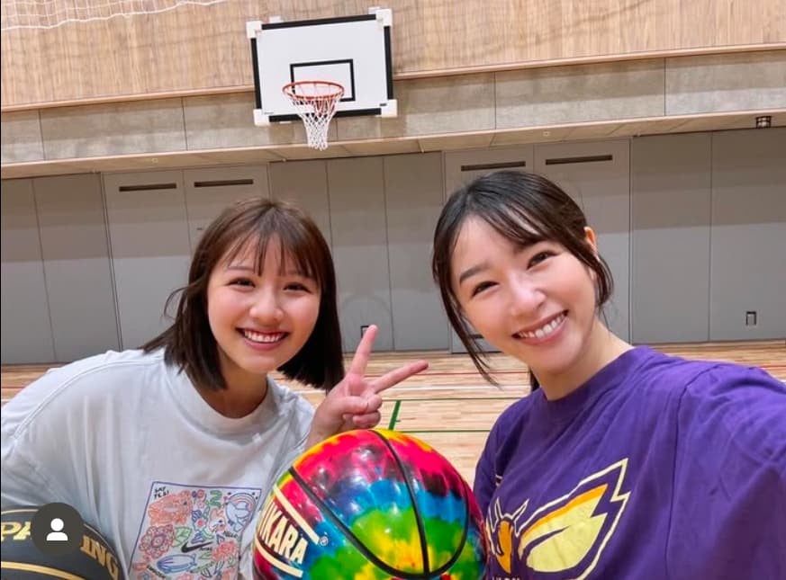 桜井日奈子「今年最初のバスケ！」 元日向坂46・渡邉美穂とのオフショット公開！