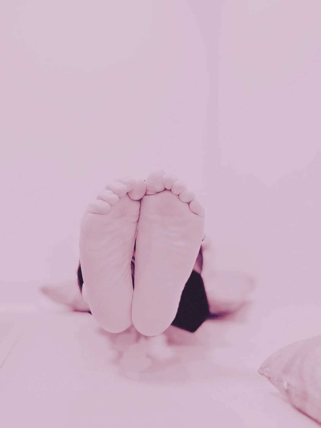 「誰の足？」有吉弘行の投稿に憶測続出「赤ちゃんかと思った」