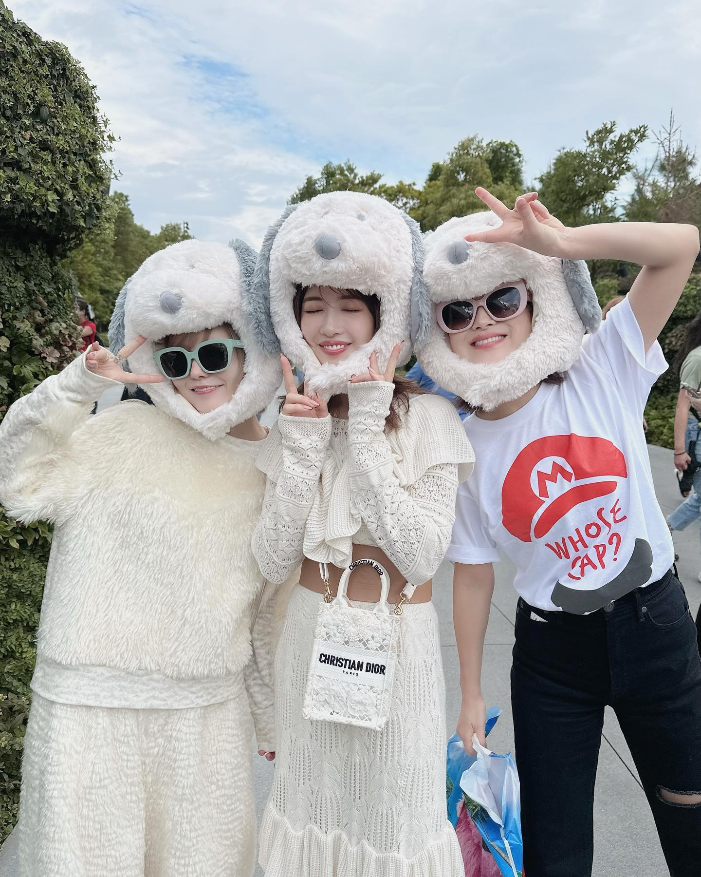 益若つばさ、くみっきーや鈴木奈々らとUSJへ✨「すごいスヌーピー達(笑)これは目立つね☺️」