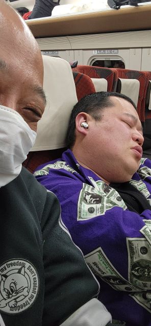 トム・ブラウンみちお、新幹線で熟睡中のともしげとの