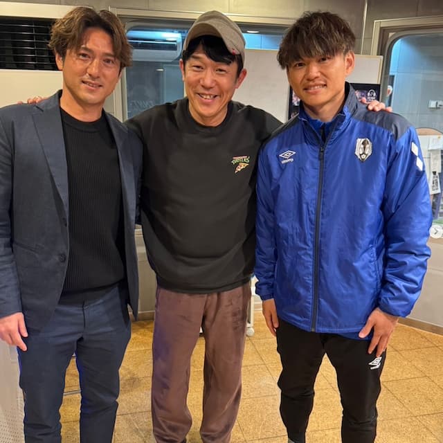 ペナルティ・ヒデがサッカー選手水野・藤本との３ショットを公開