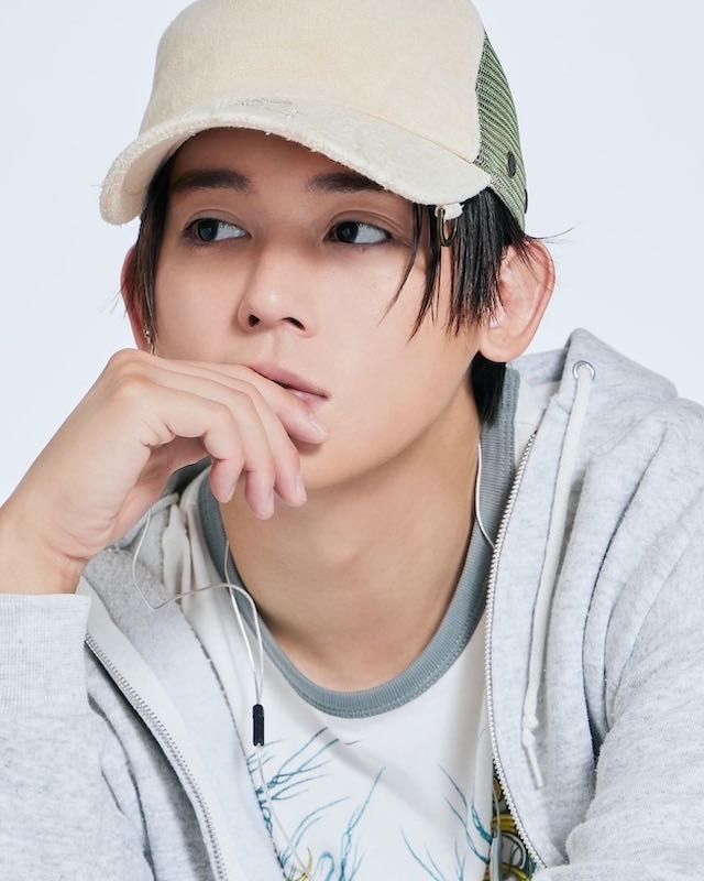 「今月の待ち受けにどうぞ」大人気アイドルのホワイトコーデ姿が話題に