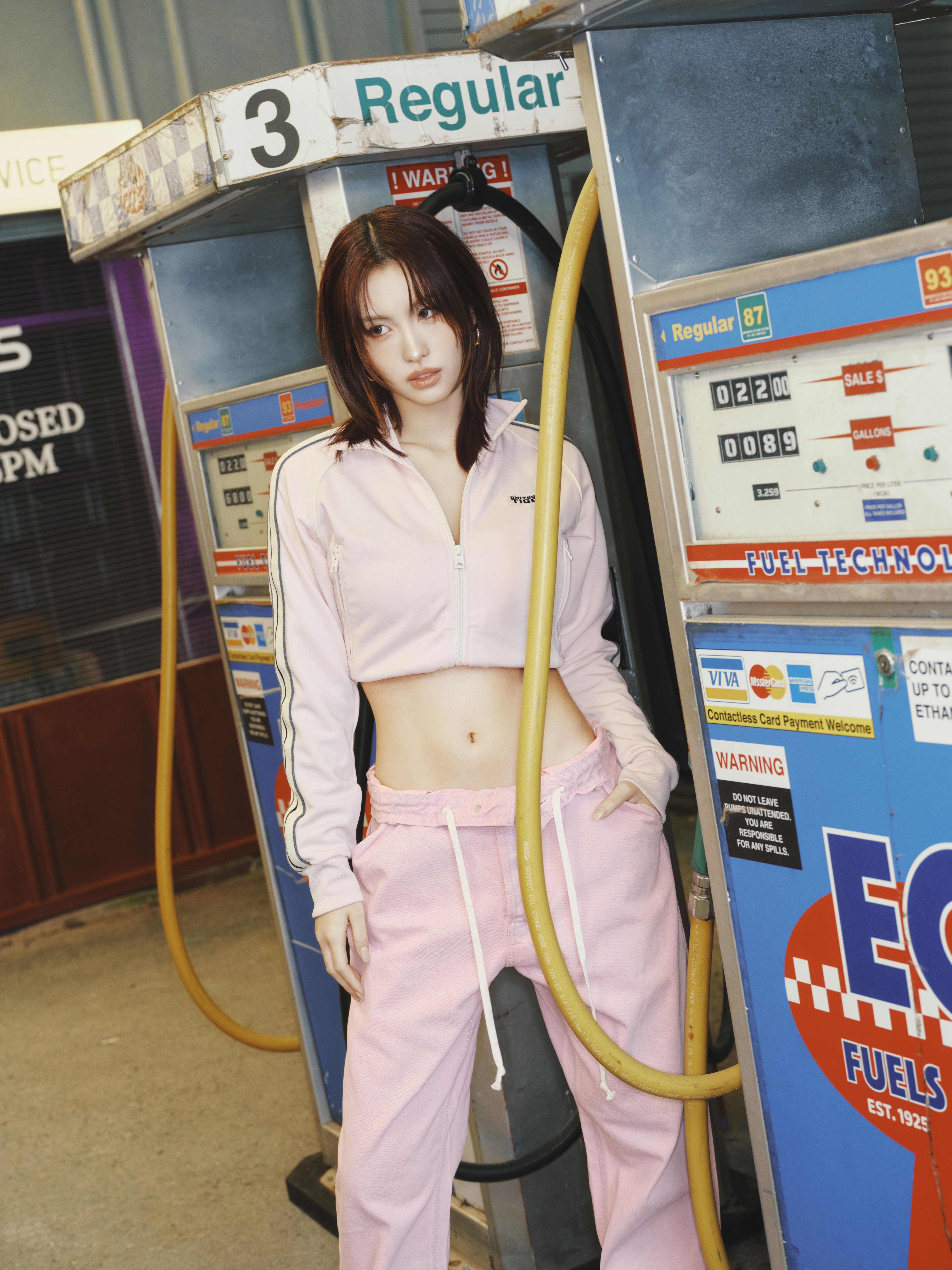 Onitsuka Tiger、TWICEのMOMOを起用したDENIVITAキャンペーンビジュアルを公開