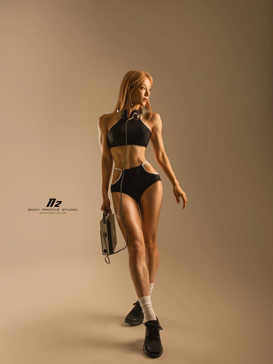 曲線美が芸術レベル…“ヒップアップの女神”、黒×カットアウトの圧巻ショット公開