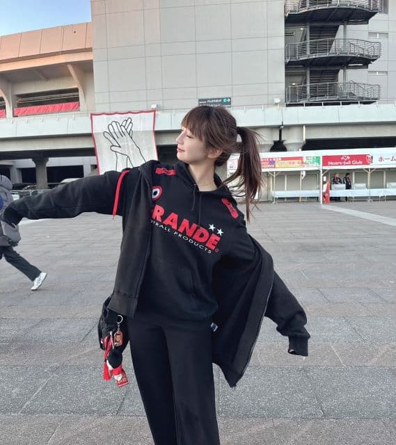 「来シーズンこそ！ですね！」元NGT48・荻野由佳、スポーティーなファッションで浦和レッズの応援へ！