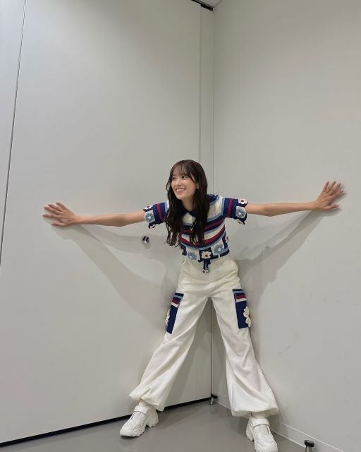 日向坂・佐々木久美「大ポーズ」でスラリ手脚が美しすぎると話題！