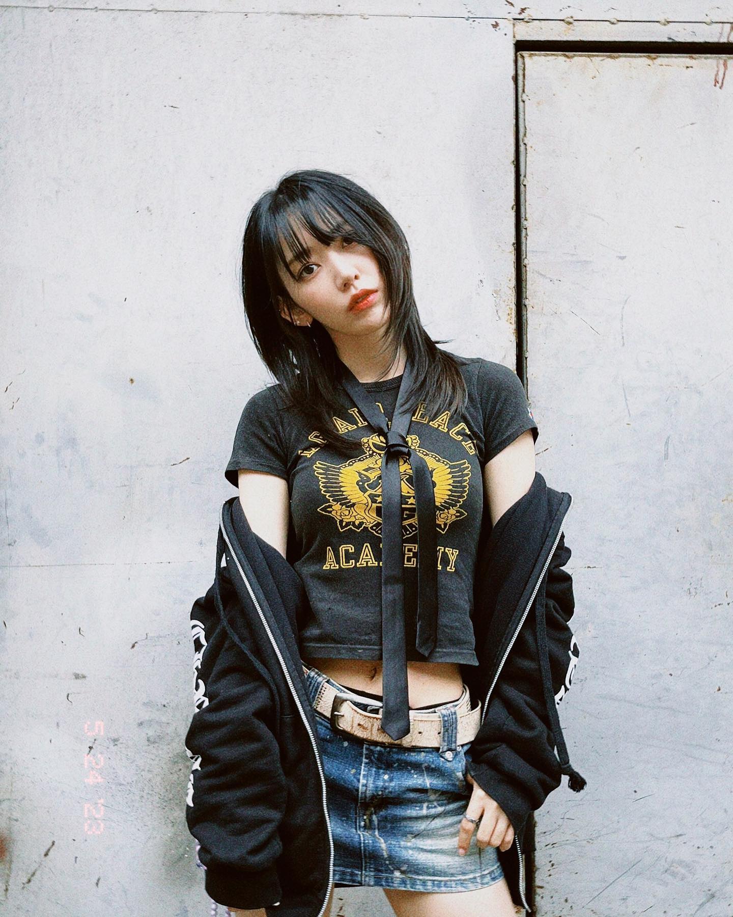 宮脇咲良、NANA風パンクコーデを披露🖤❤️‍🩹