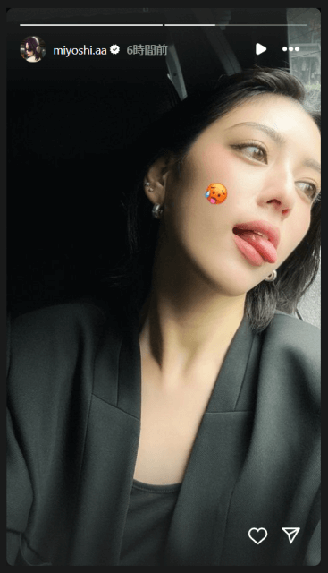 舌出しショットにドキドキ。三吉彩花の投稿に注目が集まる
