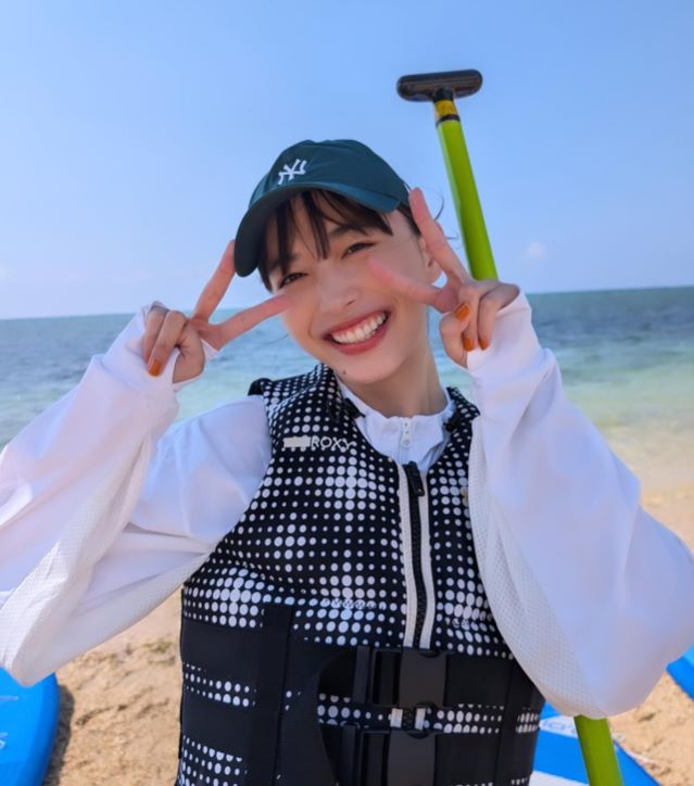 人気モデルが沖縄での爽やかショットを公開