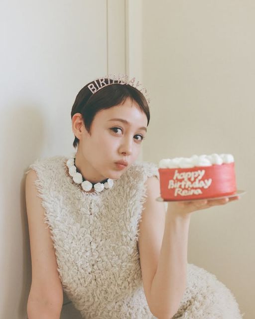 トリンドル玲奈、33歳の誕生日をご報告！お茶目なバースデーショットにファン歓喜！