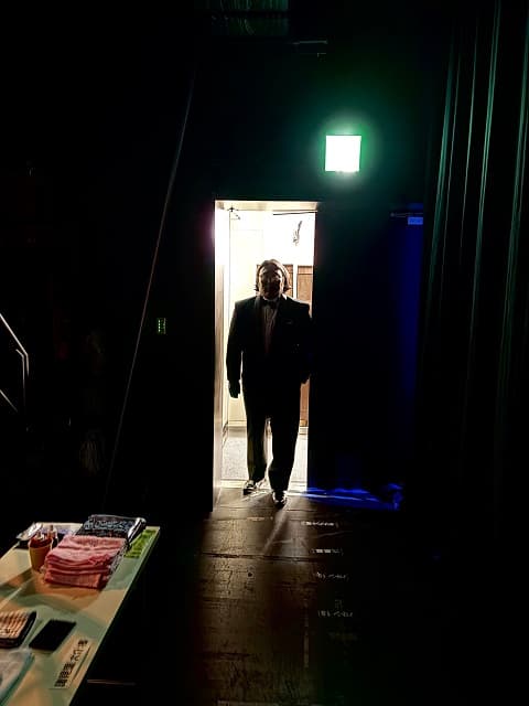 「日本で1番偉い人が入ってきたかと…」見取り図 リリーが芸人仲間の”貫禄ありすぎ”な姿を投稿