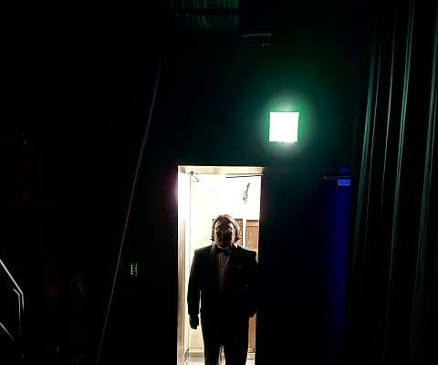 「日本で1番偉い人が入ってきたかと…」見取り図 リリーが芸人仲間の”貫禄ありすぎ”な姿を投稿