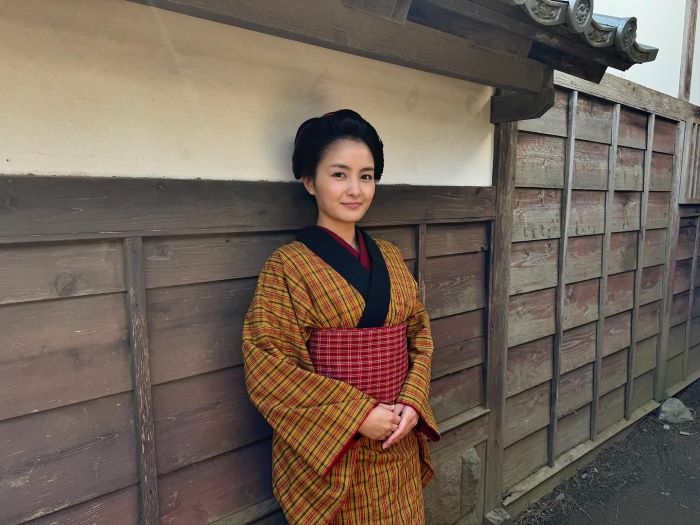 女優・葵わかなが時代劇衣装をお披露目！「放送が待ち遠しい」
