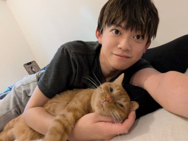 甘えん坊のリドくん登場！松丸亮吾の添い寝ショットにほっこり