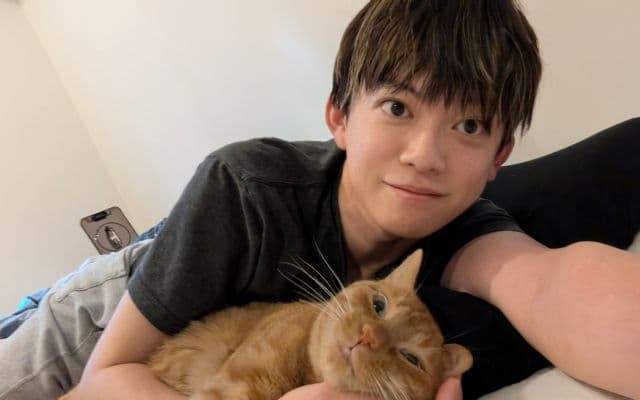 甘えん坊のリドくん登場！松丸亮吾の添い寝ショットにほっこり