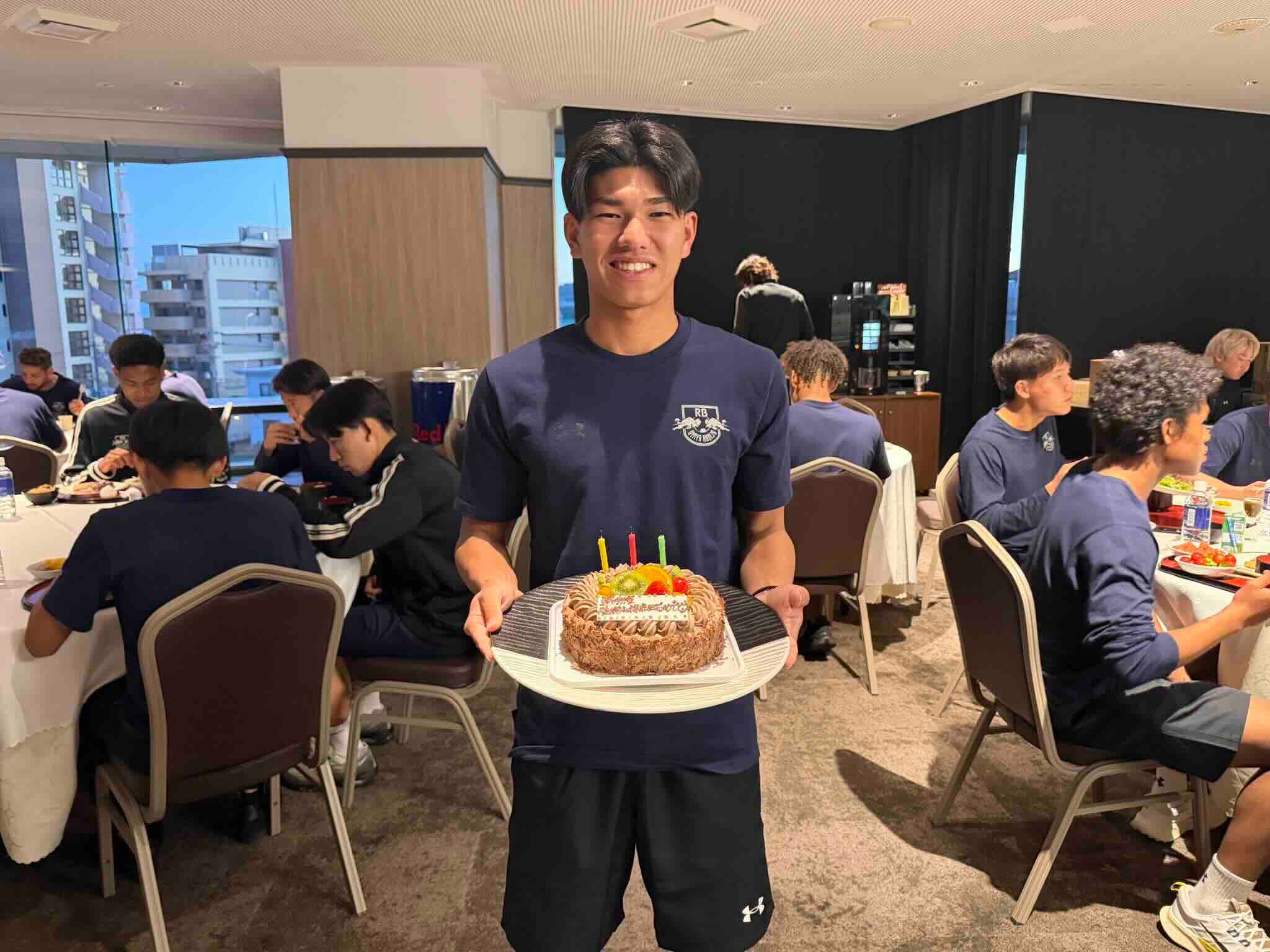 J2大宮、新加入・日髙元の高校サッカー選手権得点王をホテルで祝福