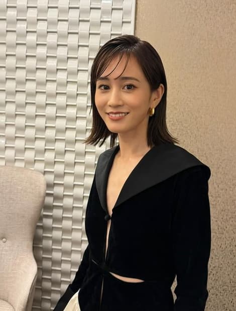 前田敦子 ドレスにパンプス、そしてアクセで魅了！ベイビーわるきゅーれナイスデイズの舞台挨拶ファッション