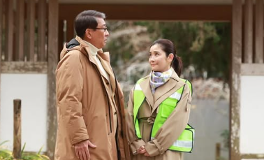 「石田ひかり、“未亡人律子”のキュートすぎる現場ショット公開！ファン歓喜『可愛すぎる！』」