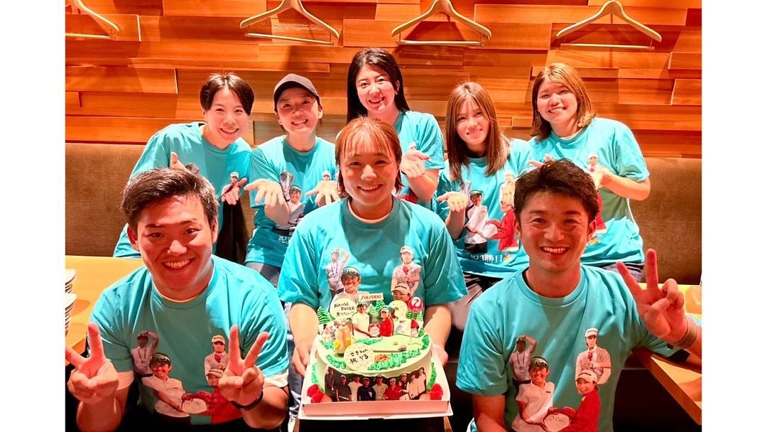 祝福の笑顔！女子ゴルファー堀琴音、“チーム目澤”で長峰咲希のV3をお祝い
