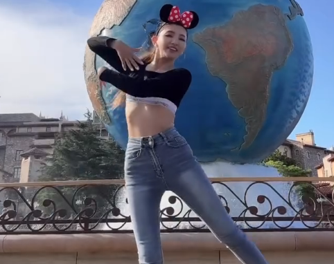 「さすが、脚長っ！」アラフィフ美魔女、夢の国へ降臨！現地で披露した”美麗プロポーション”にファン釘付け模様