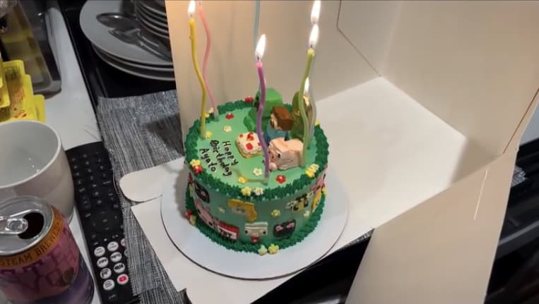 つるの剛士、次男9歳の誕生日を家族でお祝い！