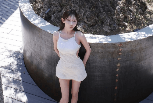 「木の妖精さんかと思いました」人気モデル、樹齢700年のオリーブの下でのショット＆サ活ムービーに反響続々「美しすぎる..」