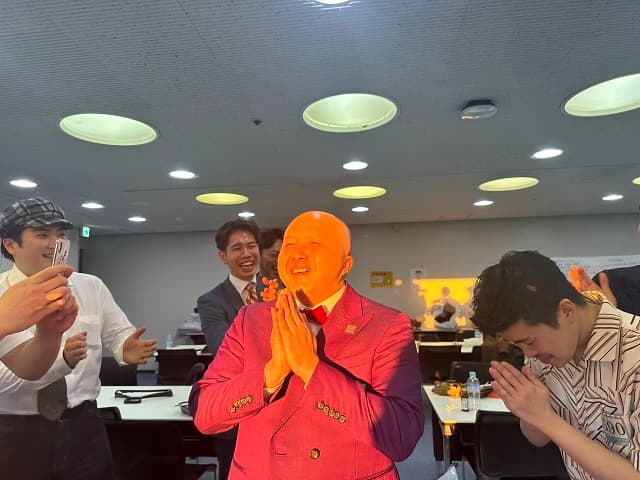 「夕陽が二つに」M-1敗者復活組の控室に出現した”もう一つの夕陽”が神々しすぎる！