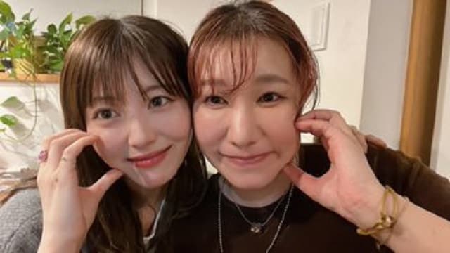 「誕生日にキャンドル飾ればなんでもケーキ!」浜辺美波が漫画家の誕生日をお祝い！