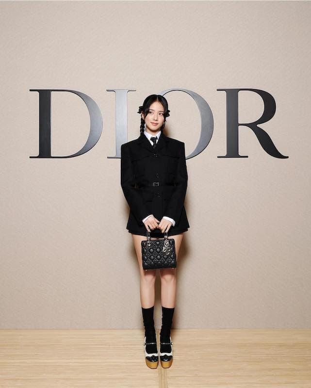 BLACKPINK・ジスがDiorのイベントに参加 黒ジャケットの着こなしに注目