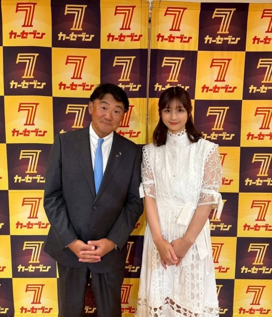 小倉優子、「20年の信頼」を一枚で証明。社長との並びににじむブランドの顔の誇り