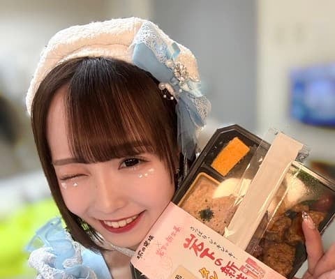 「ライブ前にも岩下の〇〇」アイドルと大好きなケータリングとの2ショットにファン「センス◎」