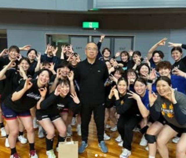 女子ハンド・イズミメイプル 榎和奏、「笑顔はレア！？酒巻監督の誕生日を大アリーナでお祝い」