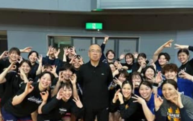 女子ハンド・イズミメイプル 榎和奏、「笑顔はレア！？酒巻監督の誕生日を大アリーナでお祝い」