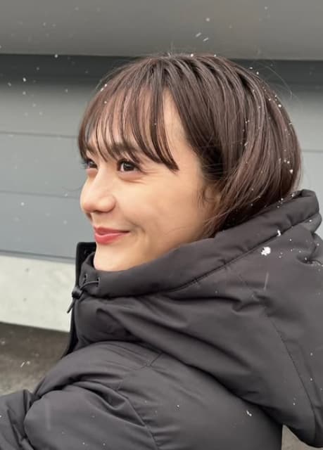 「日本一の美人」「笑顔がいい」モデル・松井愛莉 粉雪にニッコリ笑顔！