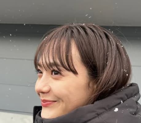 「日本一の美人」「笑顔がいい」モデル・松井愛莉 粉雪にニッコリ笑顔！