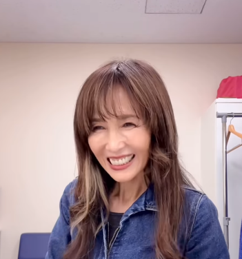 工藤静香、“楽屋風景”公開！デニム姿＆和菓子でファン悶絶